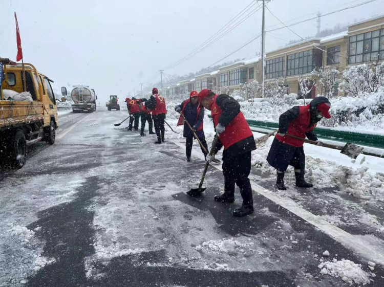 桐城：迎战冰雪 全力保畅通促安全