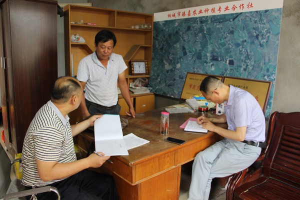 图为监管人员到农产品生产基地检查.JPG