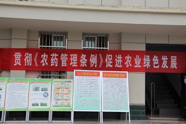 图为在吕亭镇开展农产品质量安全快检日开放日活动.JPG