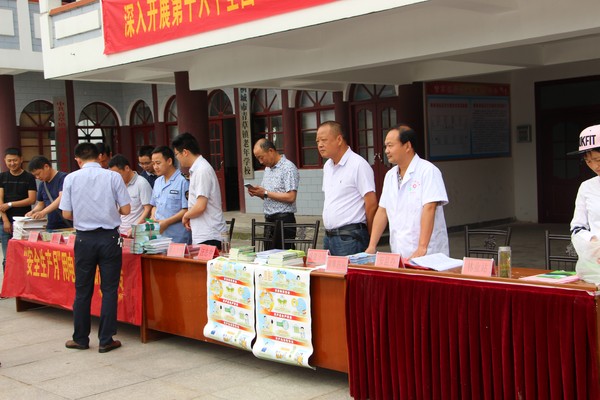 图为在青草镇开展农产品质量安全宣传.JPG